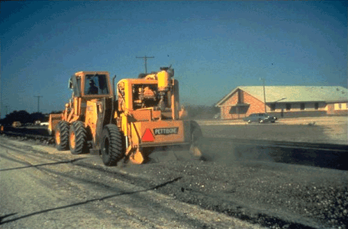 Figure 16-6. Traveling hammermill.