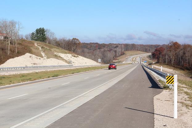 Photo of traffic on Interstate 69 in southwestern Indiana shortly after the road opened to service.