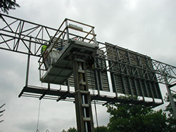 Figure 4. Photo. A view of a raised work platform next to an overhead sign structure.