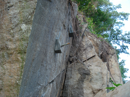 Figure 2. Photo. A close-up view of installed rock bolts on a rock cut slope overlooking the George Washington Memorial Parkway in Arlington, VA.
