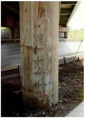 Figure 38. Photo. First view of cracks and rust staining in patched and nonpatched areas of the columns of the Campus Loop Bridge in Albany, NY, during the second visit in 1996. This photograph shows cracks and rust staining in patched and nonpatched areas of the columns of the Campus Loop Bridge in Albany, NY, during the second visit in 1996.