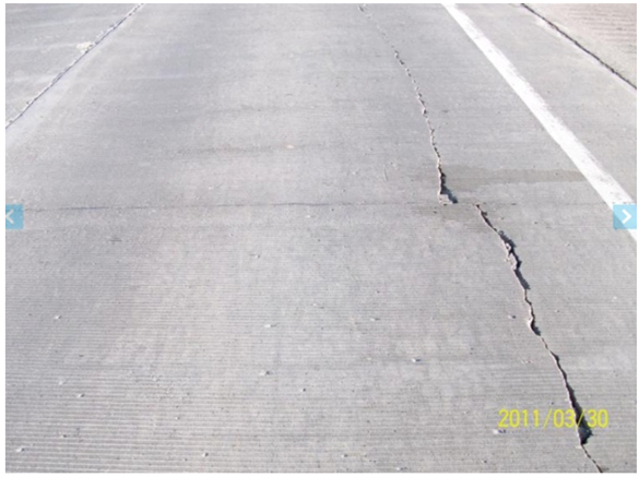 Figure 28. Photo. Longitudinal cracking near the shoulder in Iowa-0217 section (March 30, 2011).