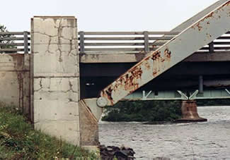 Figure 37. Photo. Bridge over Montreal River near Latchford, ON. The bridge abutment contains a number or large cracks, both horizontal and vertical.