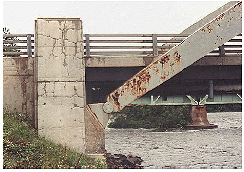 Figure 38.  Photo. Bridge over Montreal River near Latchford, ON. The bridge abutment contains a number or large cracks, both horizontal and vertical.