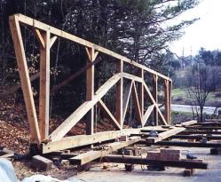 The picture shows the interior of the bridge with an old, open fire truck with two occupants on the running planks and one observer on the inside and a car behind the fire truck.