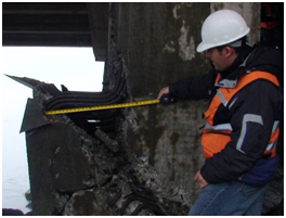 Photo. Front face of failure plane at northern end of Juan Pablo II bridge. Click here for more information.