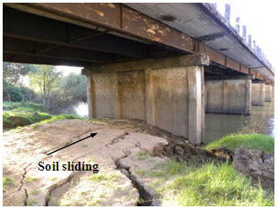 Photo. Sliding at south abutment under west Ramadillas bridge. Click here for more information.