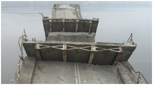 Photo. Unseated spans in Biobío River bridge. Click here for more information.