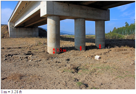 Photo. Soil settlement at interior pier at northeast abutment of Mataquito bridge. Click here for more information.