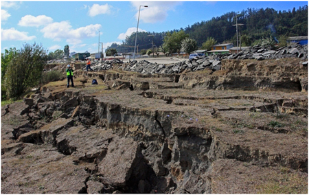 Photo. Ground failure of north approach fill for La Mochita bridge. Click here for more information.