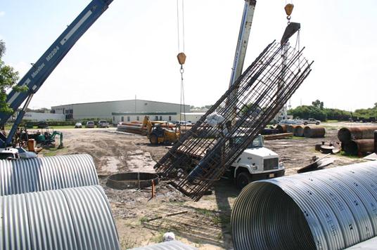 This photo shows the reinforcement cage being picked up by two boom trucks. The reinforcing cage was carefully picked up from four points and two boom trucks to minimize lifting distortion.