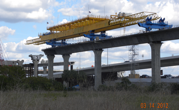 Figure 23. Photo. Precast segmental span-by-span erection using an overhead gantry