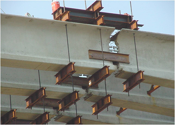 Figure 71. Photo. Spliced bulb-tee girder bridge CIP joint detail. This photo shows spliced bulb-tee girder bridge cast-in-place (CIP) joint detail as supported by steel I-beams during construction prior to closure at the ends.