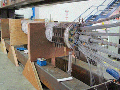 This photo shows the cable mockup with two strain gauges set on two strands to control the unloading operation. 