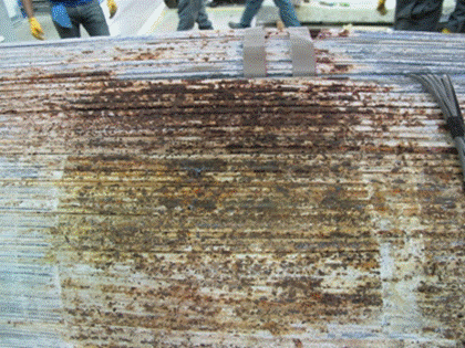This photo shows a close-up view of the corroded portion of the cable surface under the neoprene wrapping. The general area of stage 4 corrosion located on the top of the cable is highlighted. 
