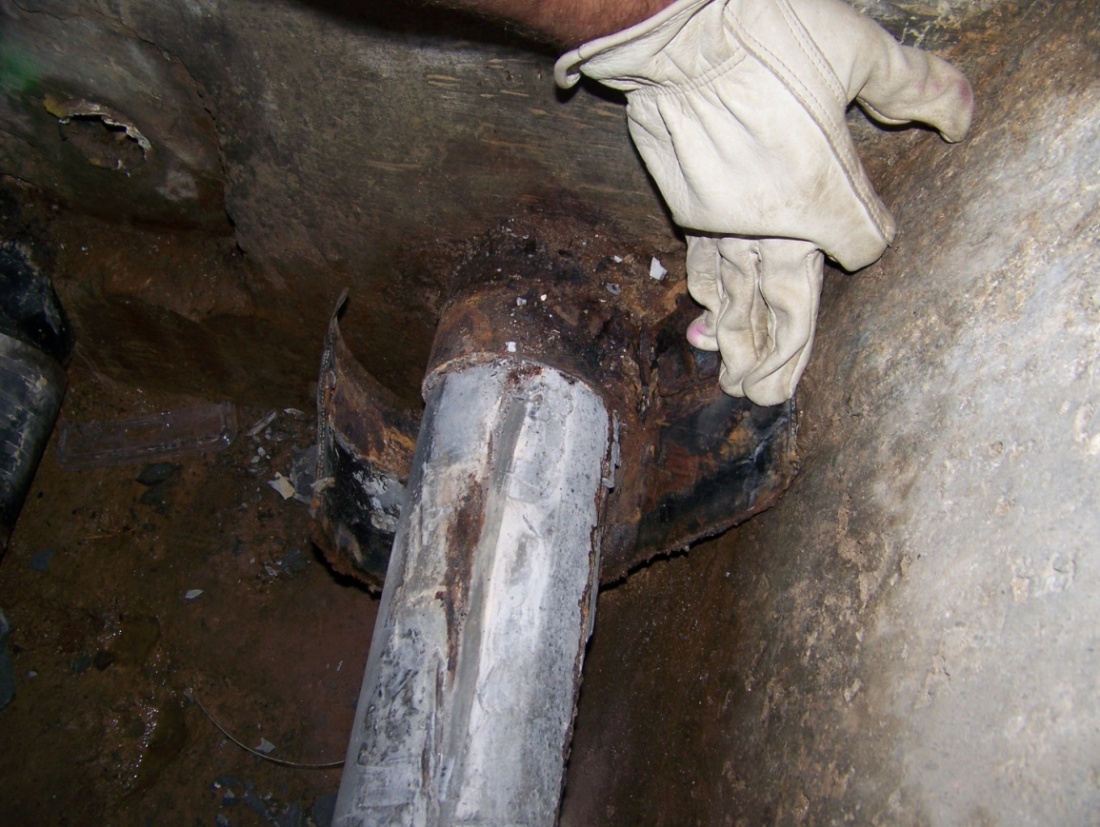 Figure 266. Photo. Corroding PT tendon of Verina-Enon bridge in Virginia. This photo shows the corroding post-tensioned (PT) tendon of the Verina-Enon bridge in Virginia. Corrosion started in some areas with no grout cover near a deviation block that was exposed to stagnant water.