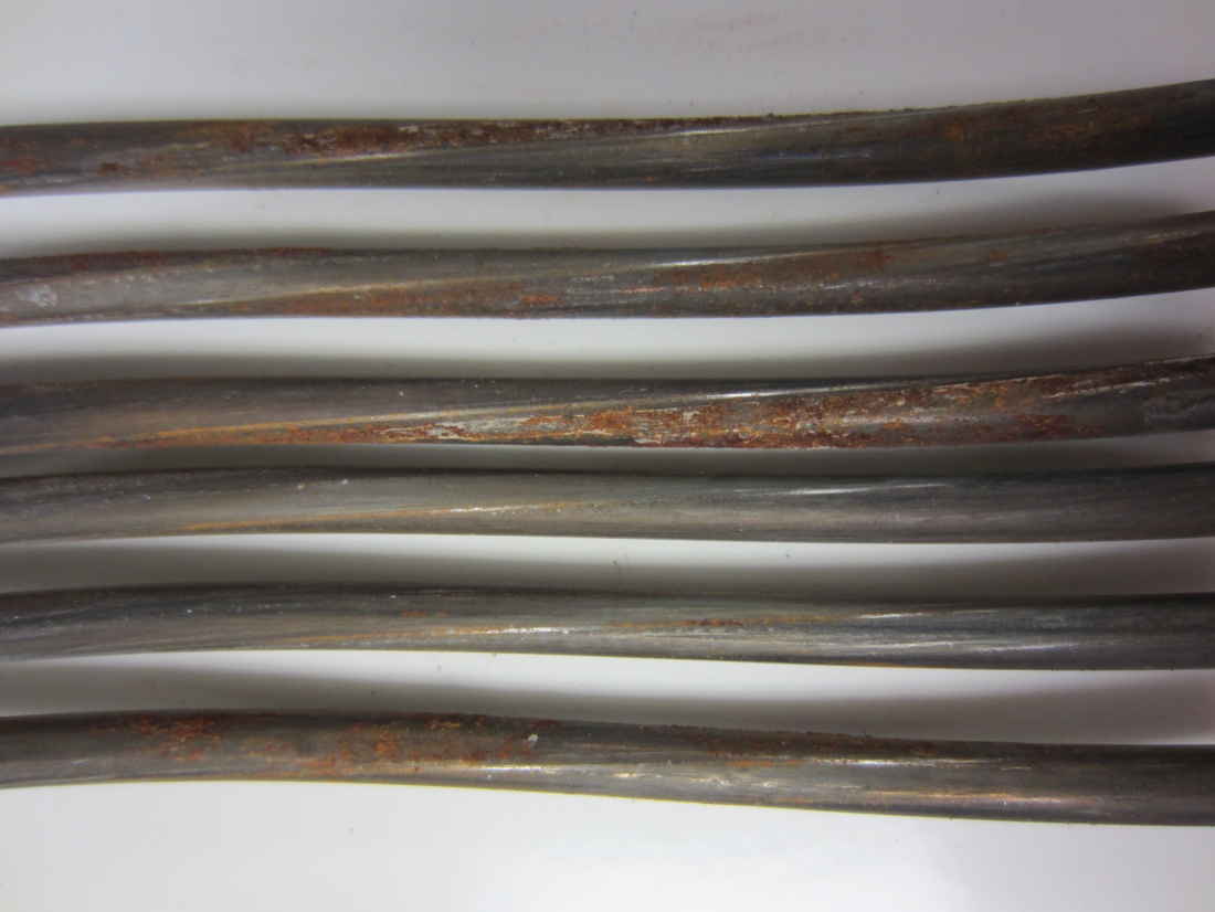 Figure 62. Photo. Example of superficial rust on the extracted wires. This photo shows an example of superficial rust observed on extracted wires. Most areas of the wires are cleaned with limited light corrosion in local spots.