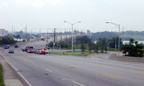 Figure 78. Example of a jughandle intersection. Photo. This picture shows a five-lane road with a jughandle ramp to the right in advance of the intersection.