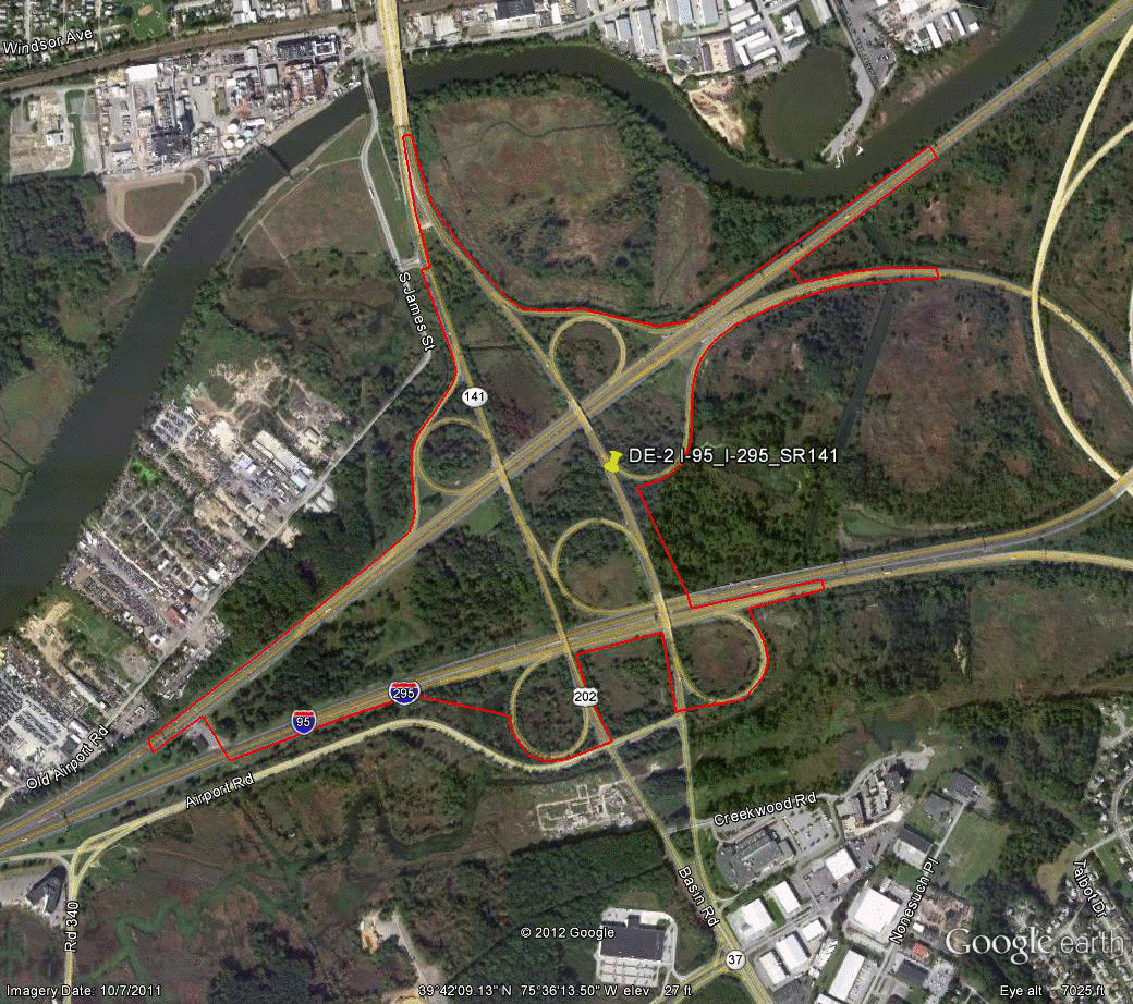 Figure 84. Photo. Aerial view of site DE-2. This figure shows an aerial photo of the interchange of I-95/I-295 with US-202/SR 141 in Wilmington, DE. The study limits along each route were drawn on the aerial photograph.