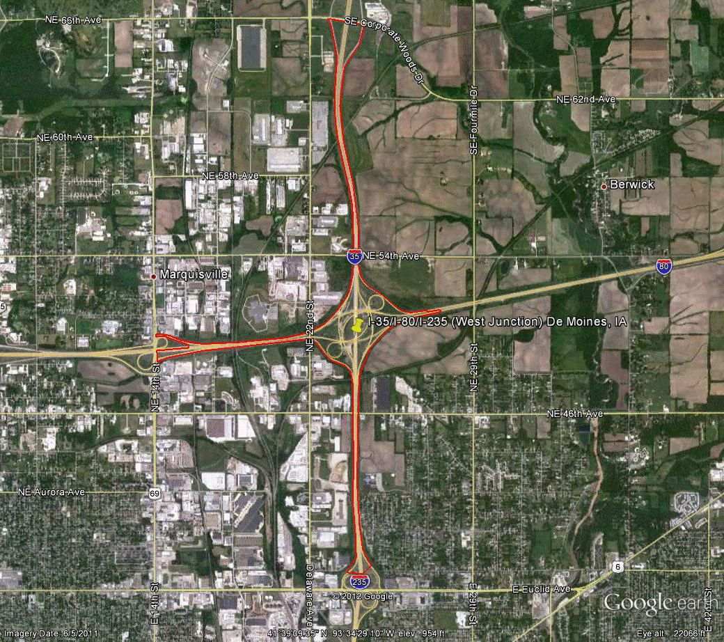 Figure 91. Photo. Aerial view of site IA-1. This figure shows an aerial photo of the interchange of I-80/I-35 with I-235/I-35 in Des Moines, IA. The study limits along each route were drawn on the aerial photograph.