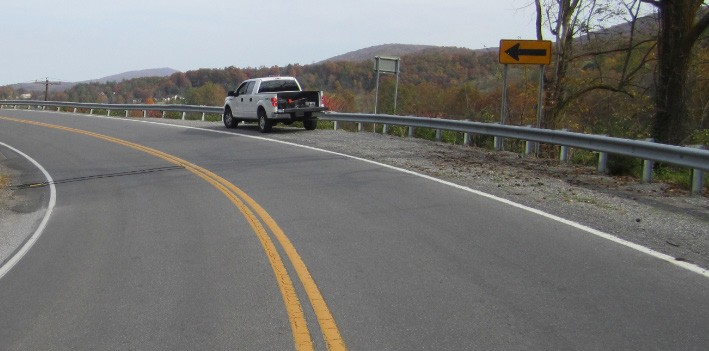 Figure 168. Photo. One-direction large arrow (W1-6) sign. This figure shows an example of one-direction large arrow (W1-6) sign. A one-direction large arrow sign (W1-6) is placed on a horizontal curve to alert drivers that they are approaching a horizontal curve and its direction.