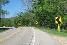 Figure 172. Photo. Chevron sign. This figure shows an example of a chevron sign. Installing chevron alignment signs (W1-8) on a horizontal curve provides additional guidance and emphasis for a change in horizontal alignment.