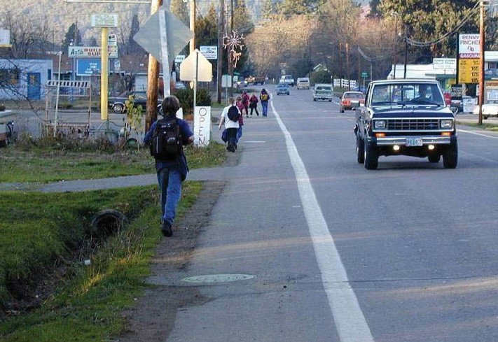 Figure 181. Photo. Paving shoulders. This figure shows an example of paving shoulders. The addition of a paved shoulder provides a paved surface for an errant vehicle to recover and return to the roadway.