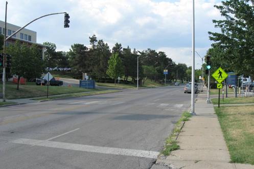 Figure 15. Photo. Another view of signalized pedestrian crosswalk in Kansas City, MO. Same crosswalk as figure 14, but taken from another view. There are no pedestrians crossing the roadway, and the signal is green.