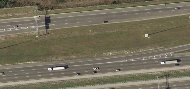 I-4 distributor roadway upstream of US 192 interchange in Kissimmee, FL, showing left exit from the distributor roadway. This photo illustrates challenges presented by the left exit from the distributor roadway for I-4 southbound, which carries left-turning traffic to US Route 192 eastbound. However, the primary movement in the interchange is the ramp to US 192 westbound, which is accommodated with two lanes.