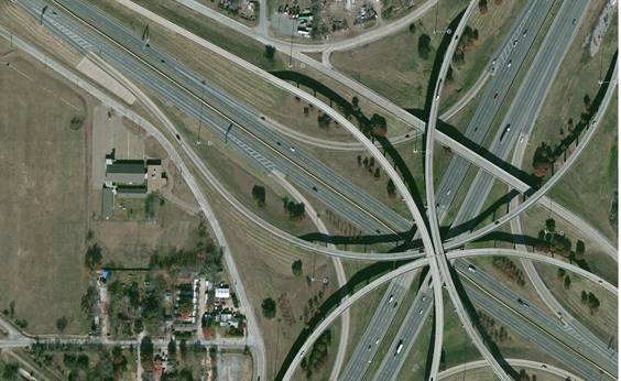 US 175 interchange with I-20 in Dallas, TX, with upstream exit carrying left-turning traffic to northeast-bound I-20. This photo portrays one example of attribute 4245 at the interchange of US 175 and I-20 southeast of Dallas, Texas. Southeast-bound movements from US 175 to I-20 are out of order relative to conventional thinking about left and right turns.