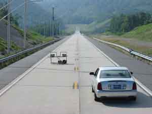 Photo. Glare cart and experimental vehicle on the Smart Road. Click here for more detail.