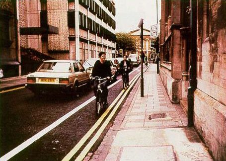 Narrow contraflow bicycle lane in Cambridge, U.K.