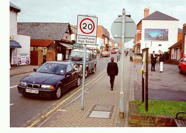 Figure 12. Thirty-two km/h (20mi/h) zone on United Kingdom street.