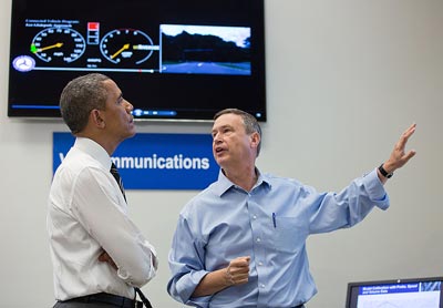 Joe Peters, FHWA Office of Operations R&D Director, explains to President Obama how ongoing FHWA connected automation research strives to combat the nation’s growing congestion problem.