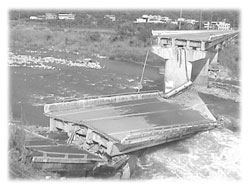 Photo of the collapsed Bei-Fung bridge