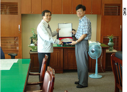Moon-Ki Park (left), HTTI's director general, presents an award to FHWA engineer Seung-Kyoung Lee for his work during a technical exchange program. (Photo Credit: KHC)