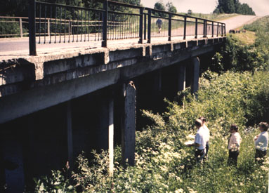 FHWA Region 5 Structural Engineer Steve Toillion (far left) conducts a joint inspection 