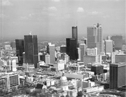Foto aérea del horizonte del centro de una ciudad - Description: Esta es una foto aérea en blanco y negro de un centro metropolitan grande. Numerosos rascacielos están en la foto.