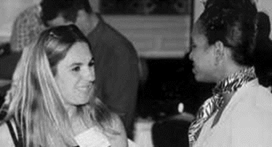 Colegas hablando - Description: Esta es una foto en blanco y negro de dos mujeres conversando.