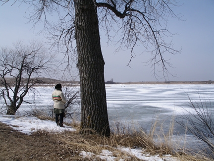 Photo of an unidentified fieldtrip participant contemplates the lake at Whitestone Hill Battlefield State Historic Site. Soldiers tossed heavy metal objects including kettles and cooking utensils into the lake so that they could not be retrieved. (Photo by Stephanie Stoermer.)